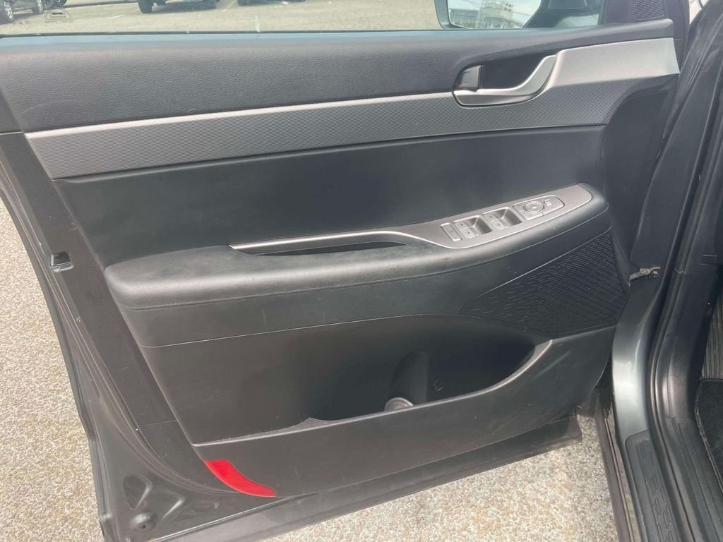 Used 2020 Green Hyundai SE image 17