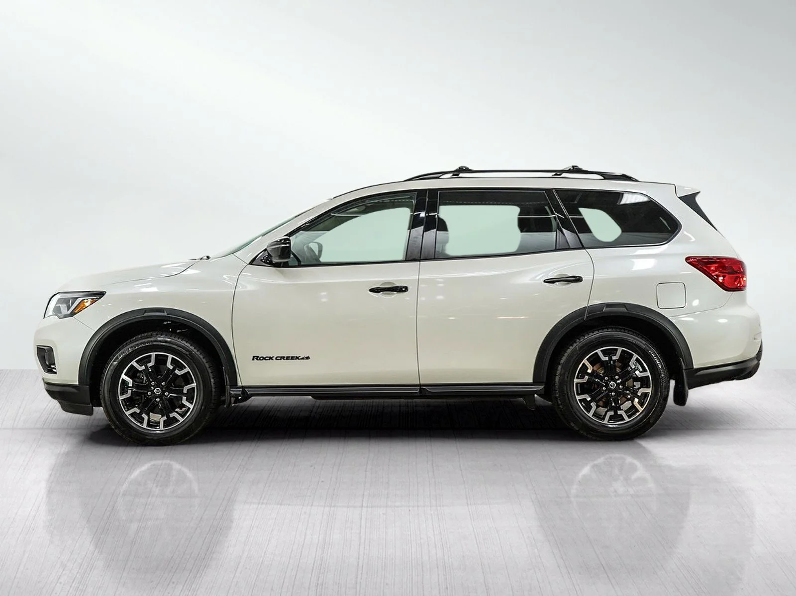 Used 2019 Nissan Pathfinder SV with VIN 5N1DR2MM3KC633363 for sale in Hopkins, Minnesota