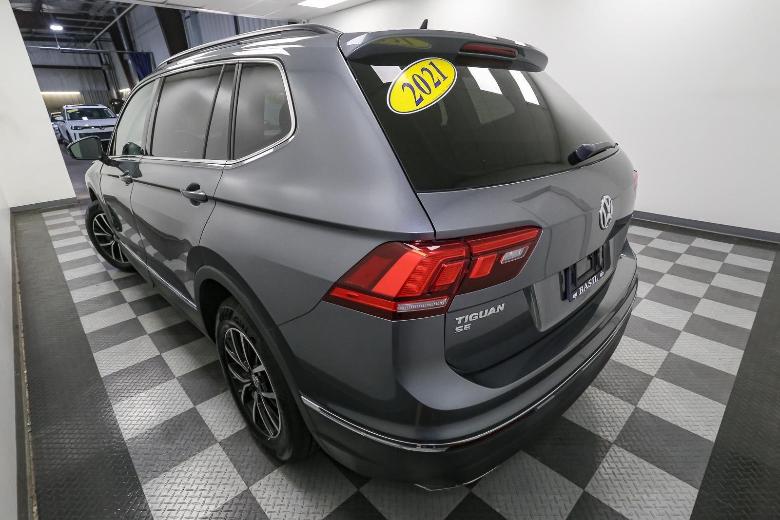 Used 2021 Platinum Gray Metallic Volkswagen SE image 11