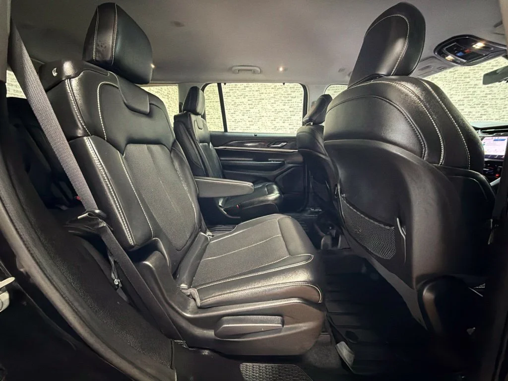 Used 2023 Diamond Black Crystal Pearlcoat Jeep Limited image 12