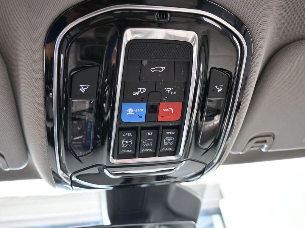 Used 2024 Diamond Black Crystal Pearlcoat Jeep Base image 35