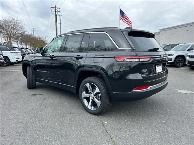 Used 2024 Rocky Mountain Pearlcoat Jeep  image 17