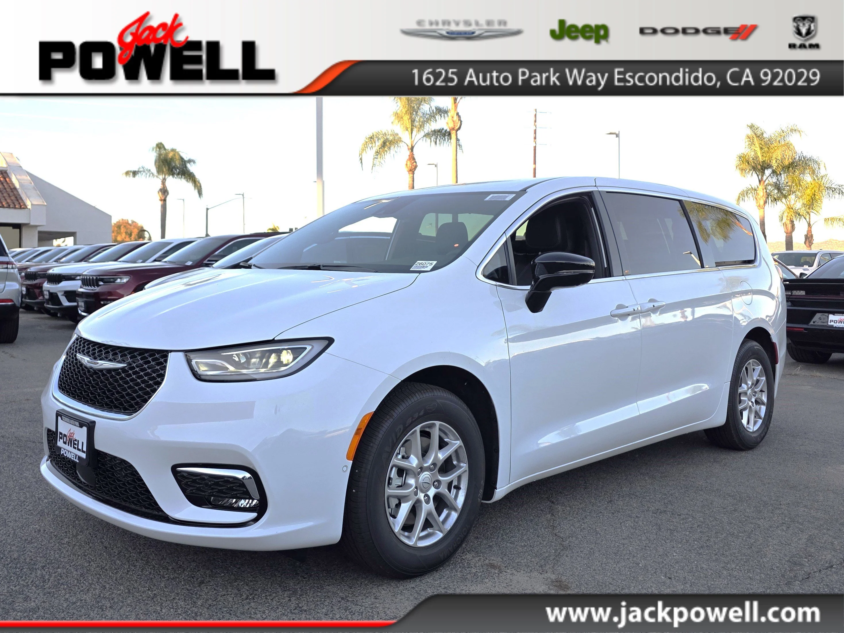 2026 Chrysler Pacifica Select's photo