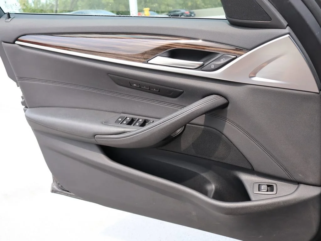 Used 2019 Gray BMW 530i xDrive image 39