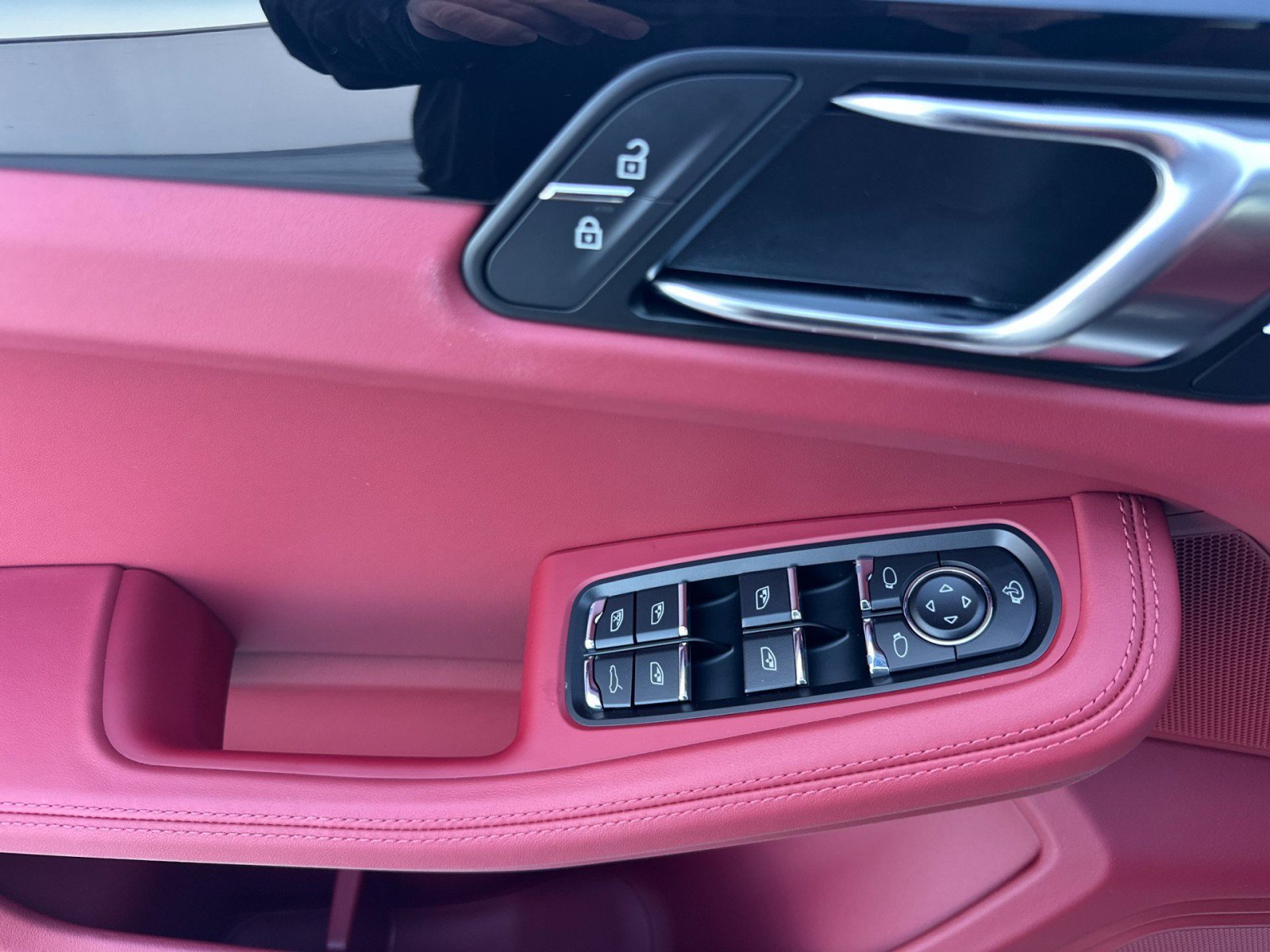 New 2026  Porsche Macan (AWD) image 12