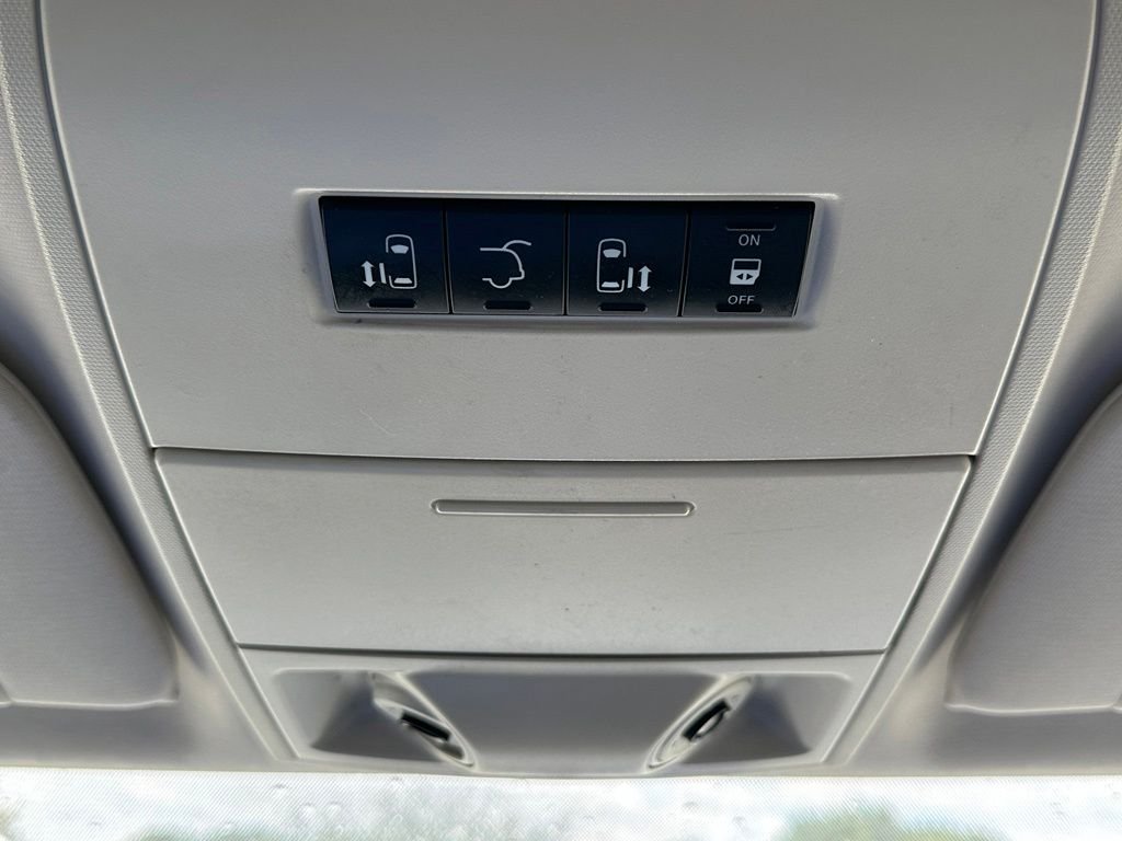 Used 2010 Gold Chrysler Touring image 23