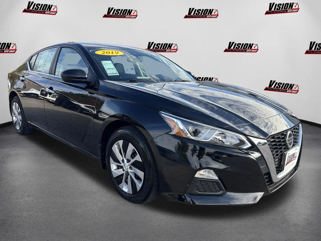 Used 2019 Black Nissan 2.5 S image 3