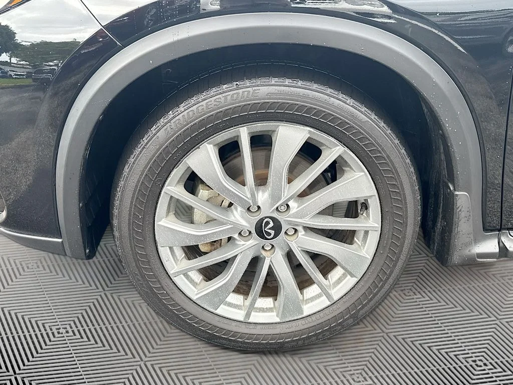Certified Used 2023 Black INFINITI LUXE image 33