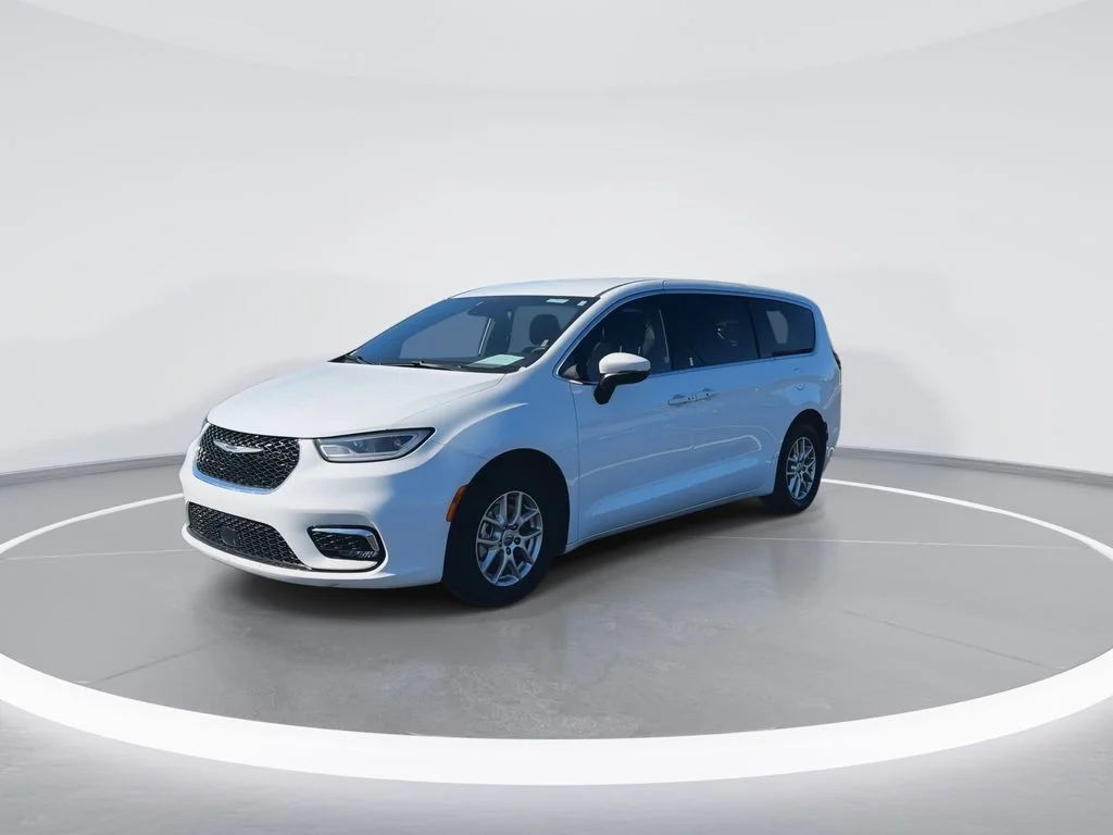 Used 2023 White Chrysler Touring image 4