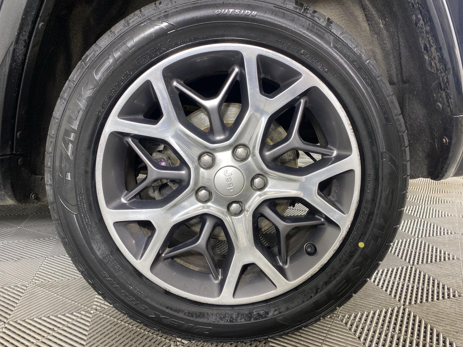 Used 2020 Diamond Black Crystal Pearlcoat Jeep Overland image 19