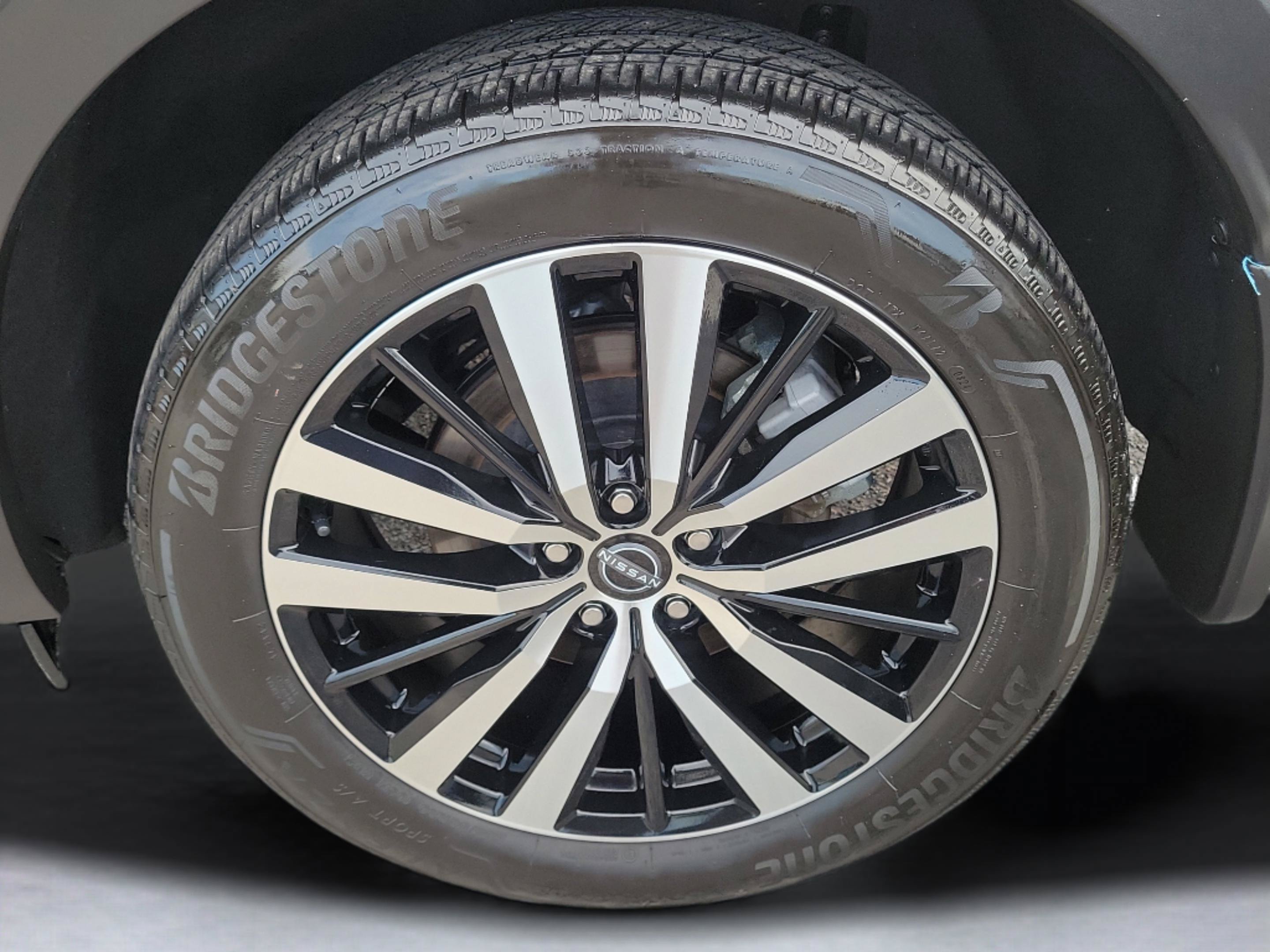 Used 2024 Obsidian Green Pearl Nissan Platinum image 9