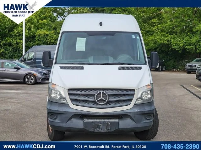 Used 2017  Mercedes-Benz Cargo 144 WB image 4