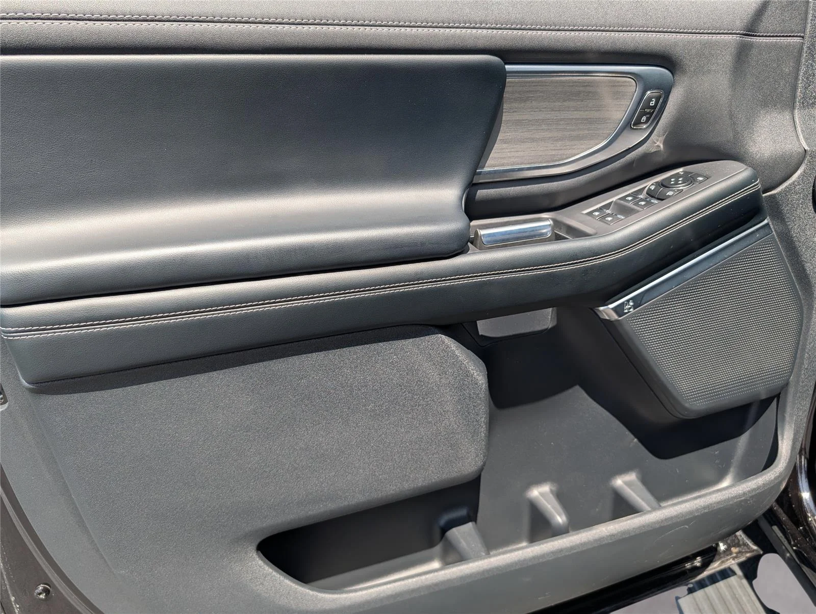 Used 2025 Agate Black Ford Platinum image 33