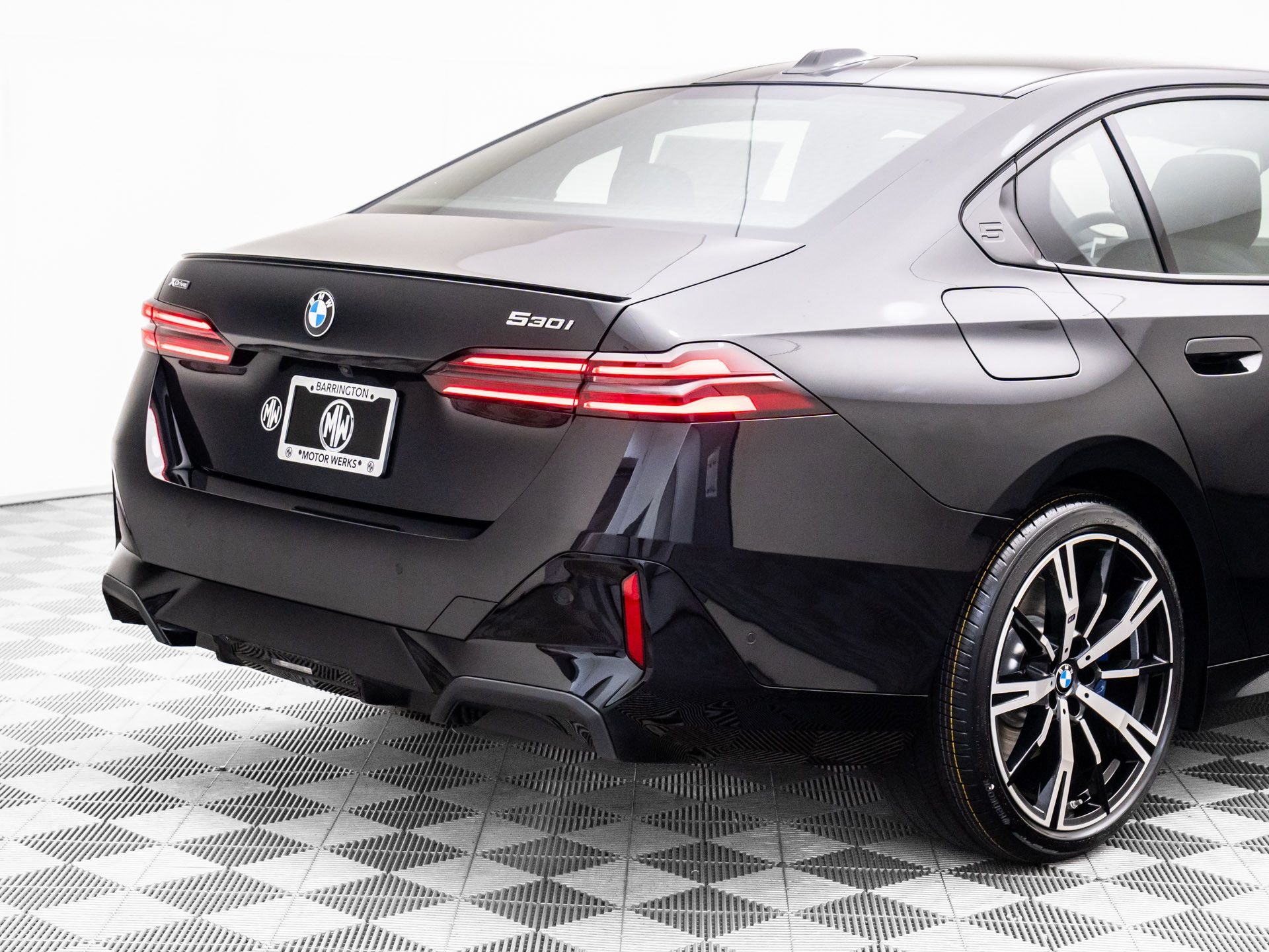 New 2026 Black Sapphire Metallic BMW 530i xDrive image 34