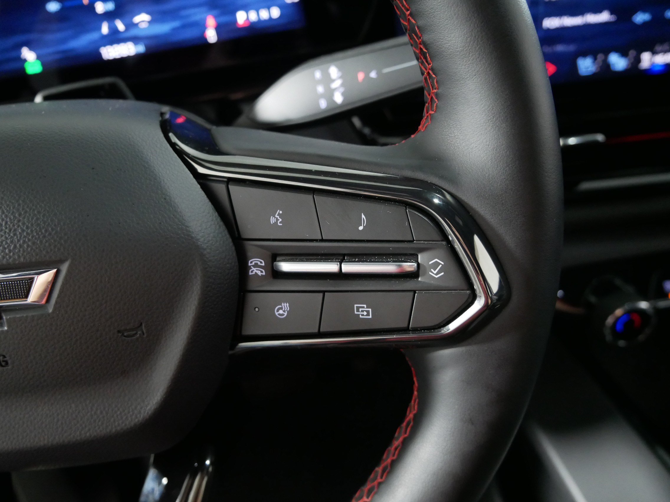 Used 2025 Black Chevrolet RST - Max Range image 28