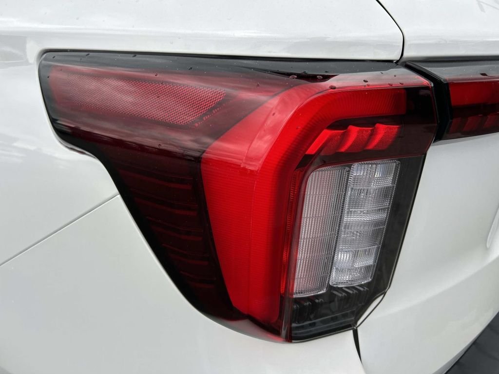 New 2026 Star White Metallic Tri-Coat Ford ST-Line image 9