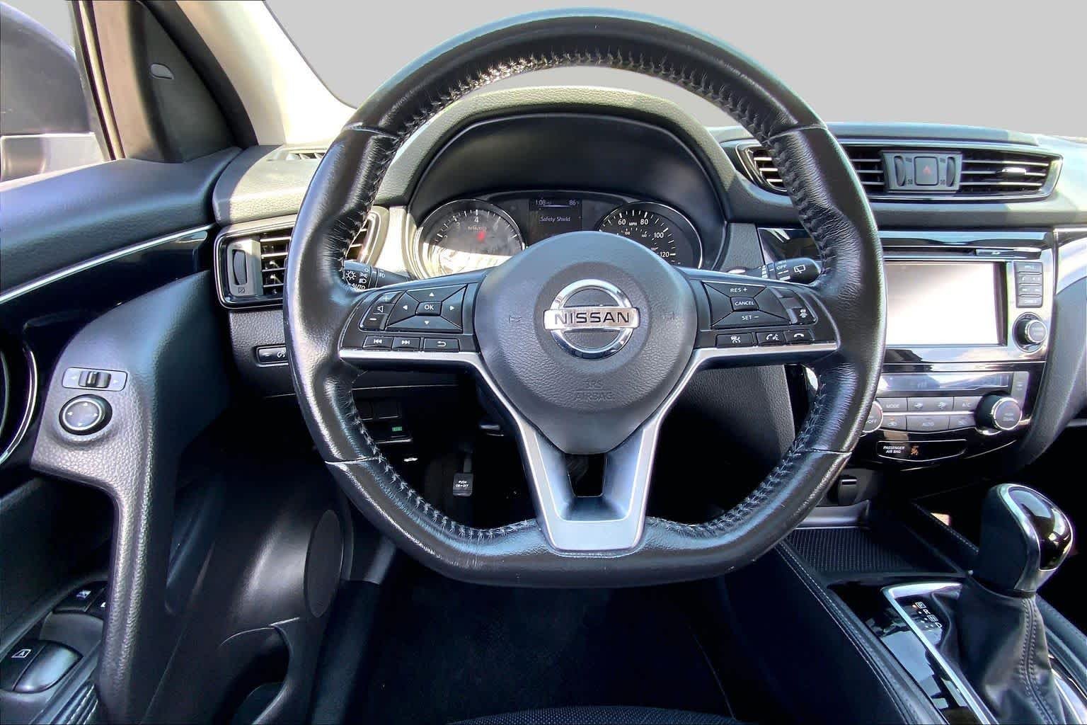 Used 2018 Gun Metallic Nissan SL image 6