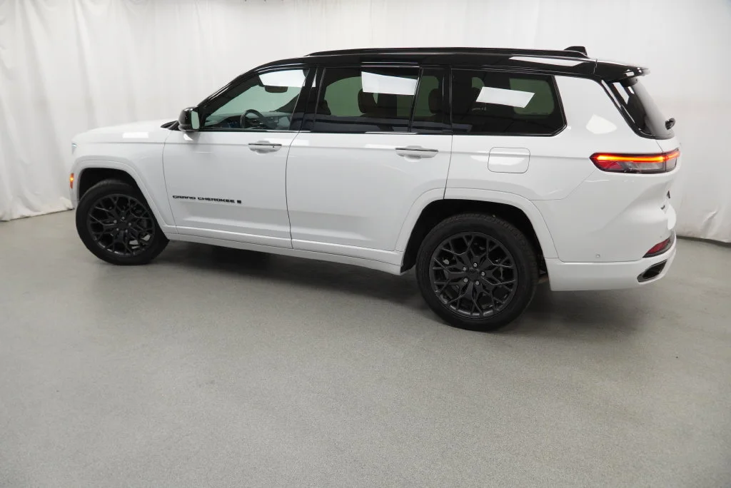 Used 2024 White Jeep Summit Reserve image 18