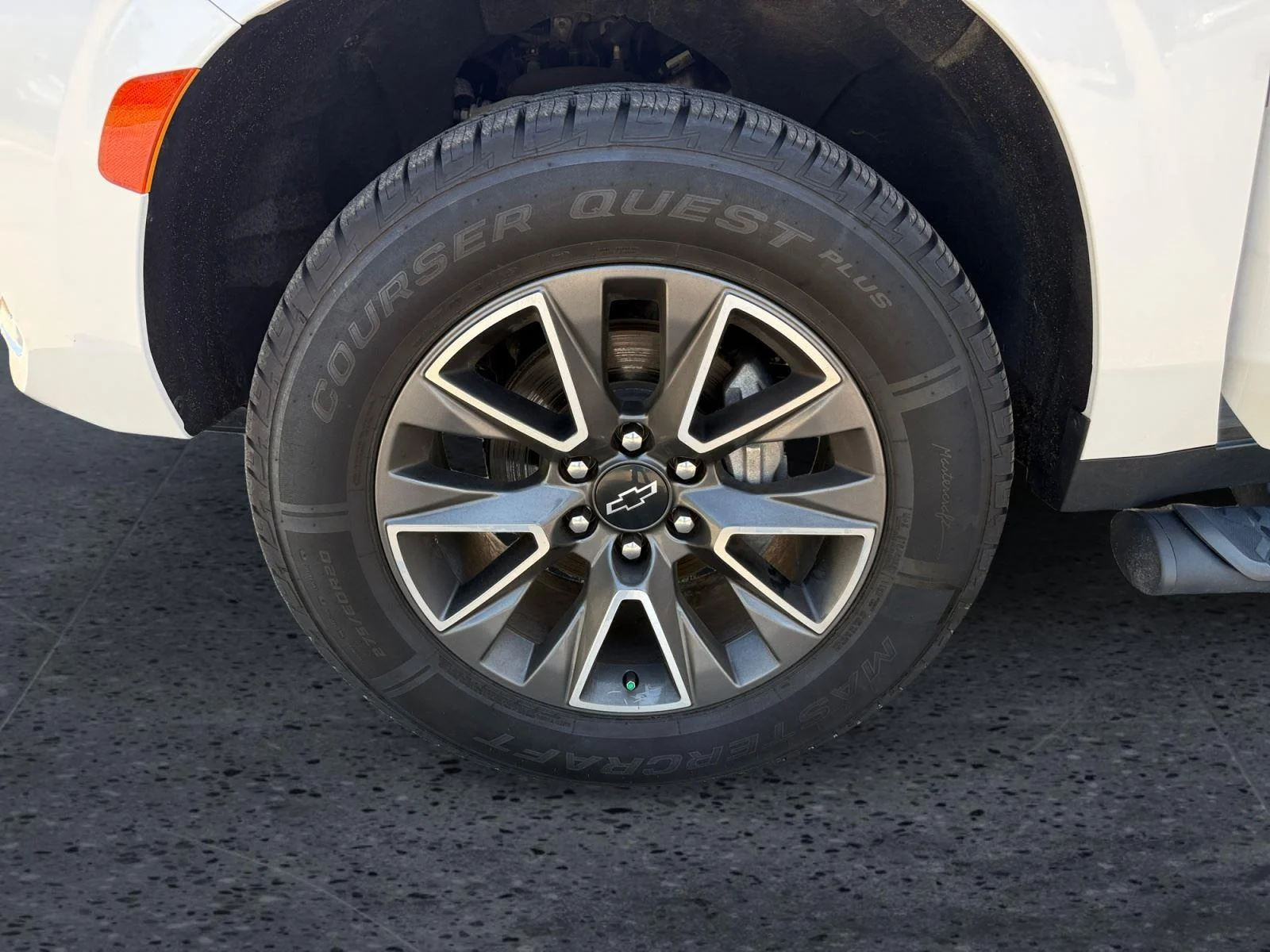 Used 2023 Summit White Chevrolet Z71 image 9