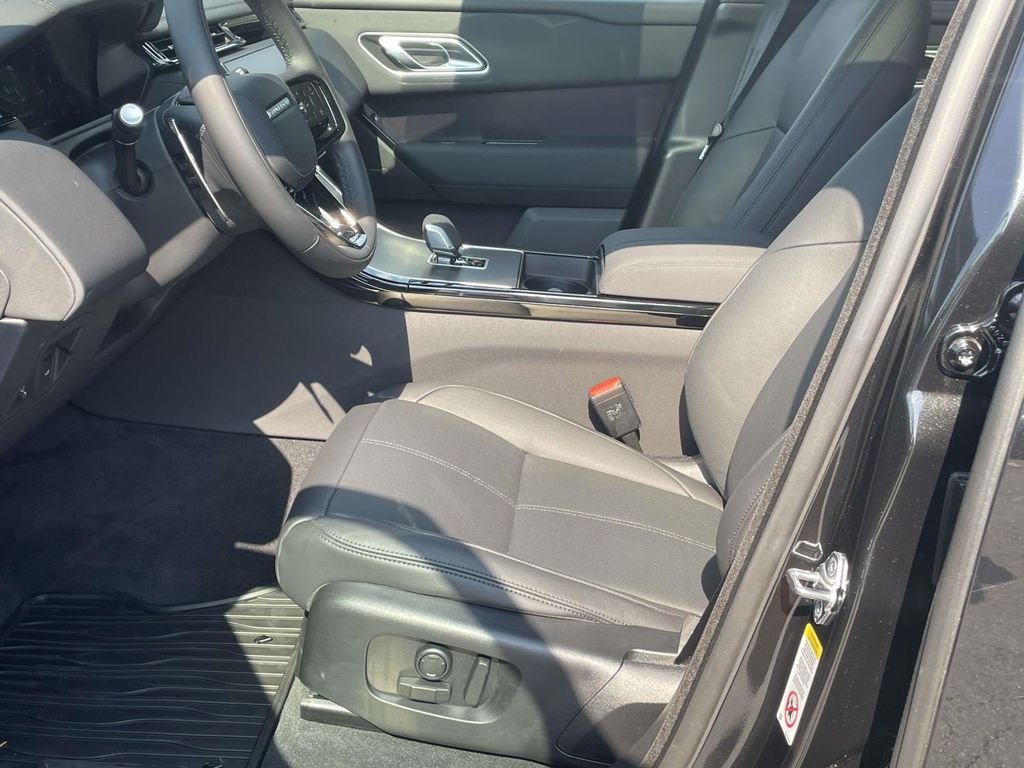 New 2026 Santorini Black Land Rover Dynamic SE image 9