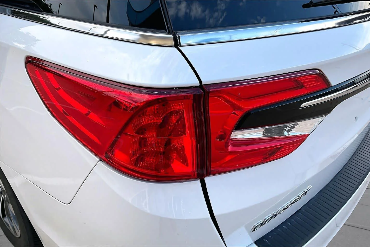Used 2024 Platinum White Pearl Honda EX-L image 27
