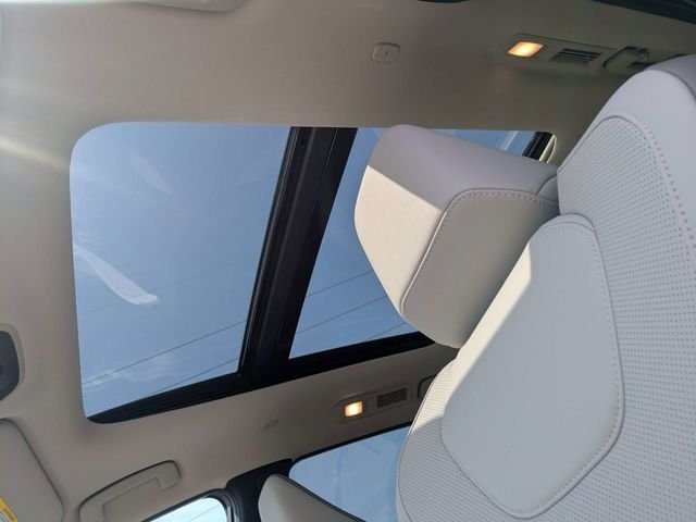 New 2027 RADIANT WHITE INFINITI Pure FWD image 22