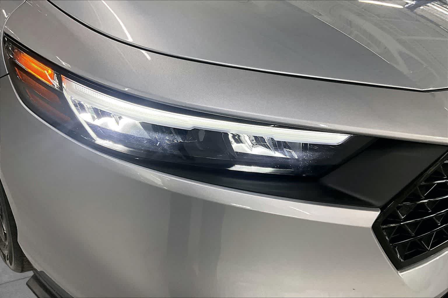 Used 2025 Solar Silver Metallic Honda SE image 27