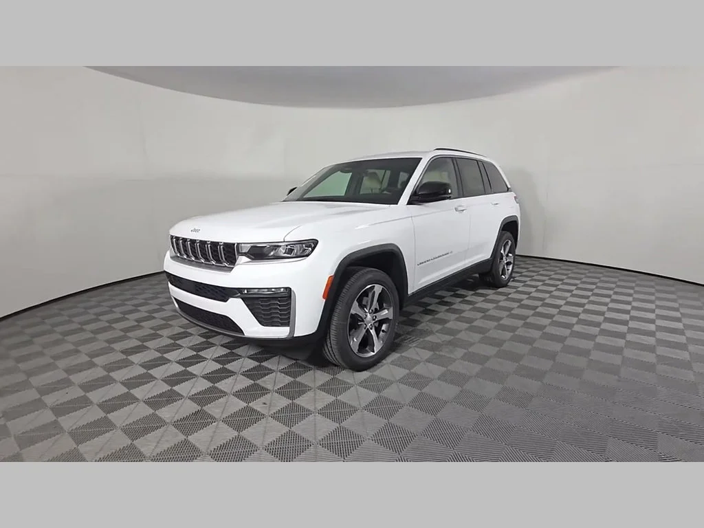 New 2026 Bright White Clear-Coat Exterior Paint Jeep Limited image 39