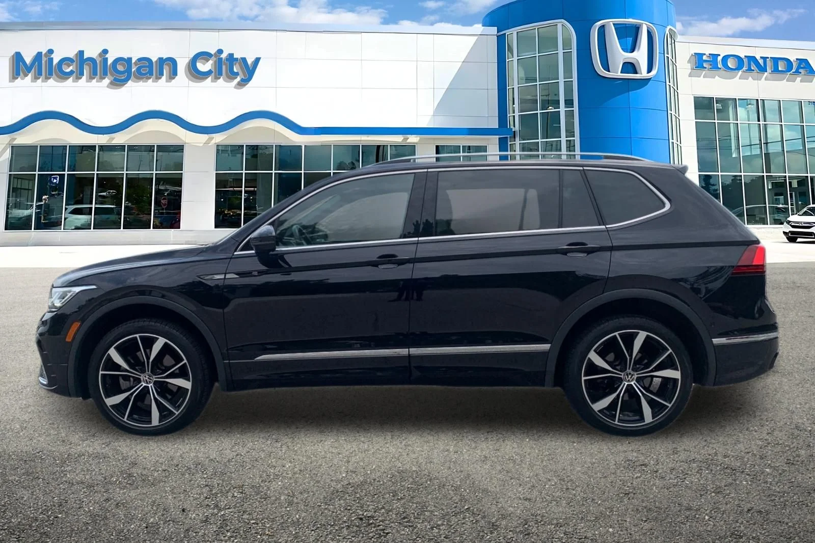 Used 2023 Black Volkswagen 2.0T SEL R-Line image 2
