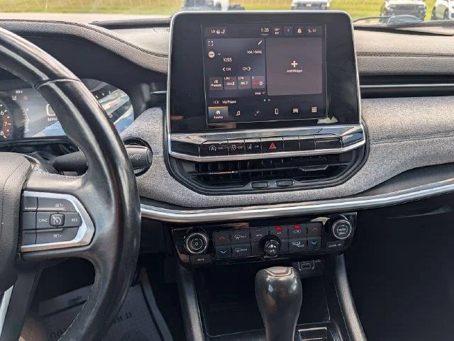 Used 2022  Jeep Latitude image 17