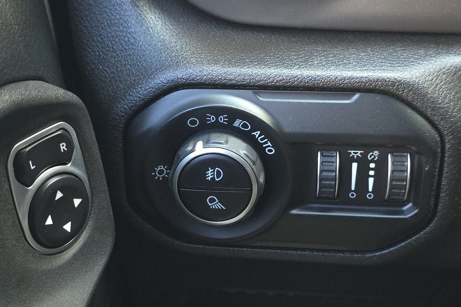 Used 2020 Silver Jeep Sport image 30