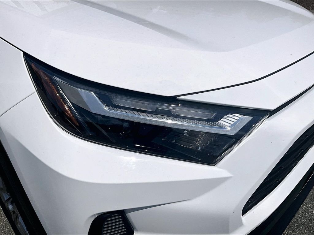 Used 2024 White Toyota XLE image 33