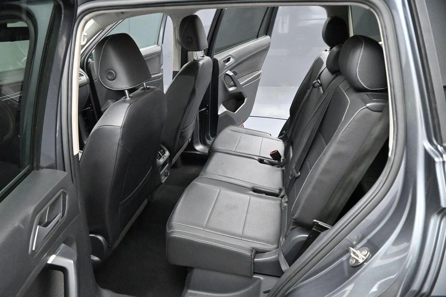 Used 2021 Platinum Gray Metallic Volkswagen SE image 25