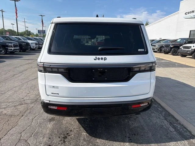 New 2026 Bright White Clear-Coat Exterior Paint Jeep Limited Altitude image 5