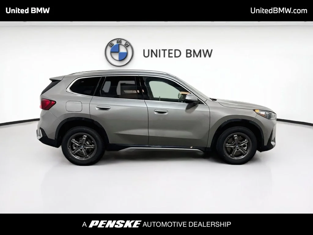 New 2027 Space Silver Metallic BMW xDrive28i image 4