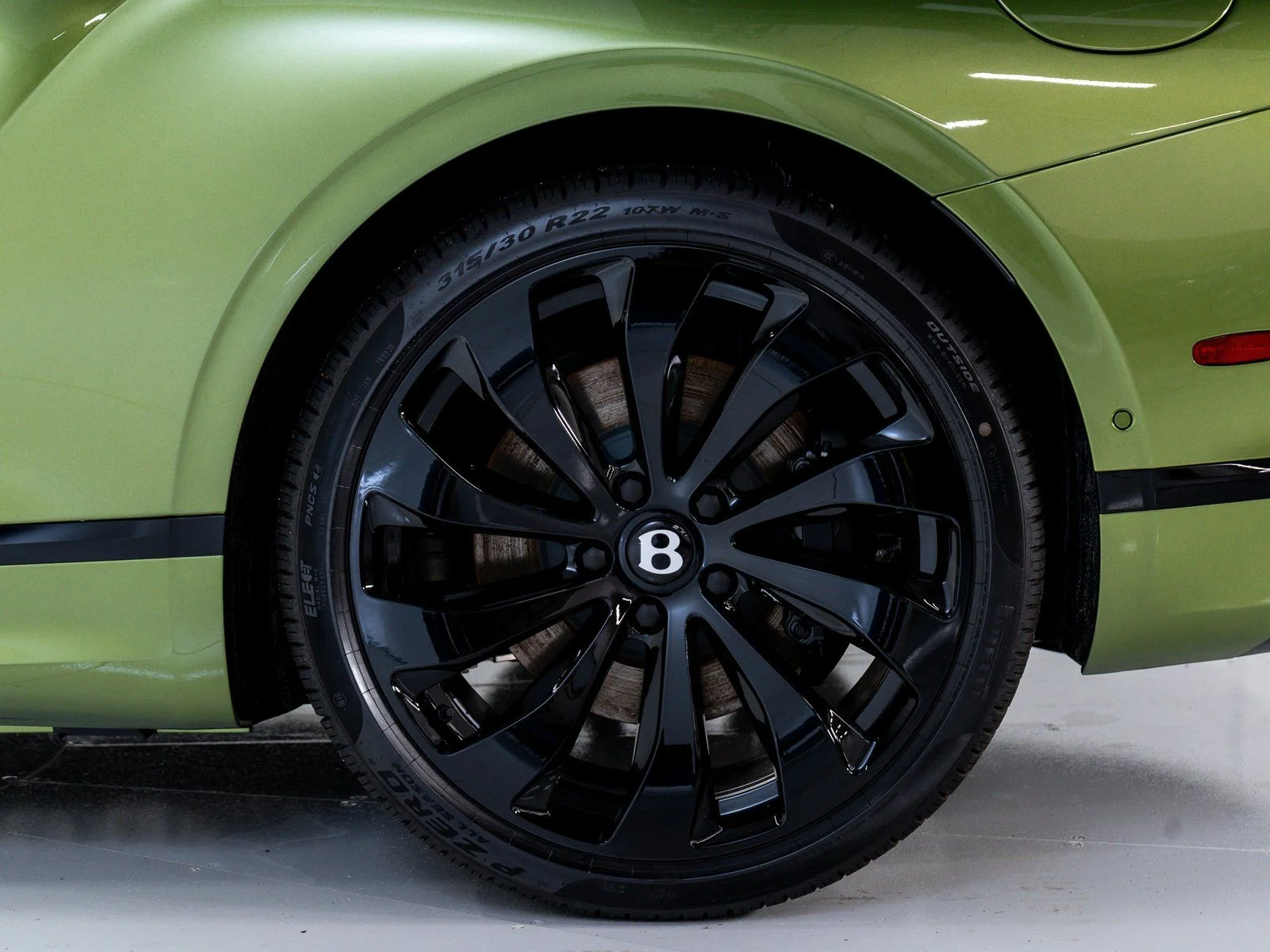 New 2026 Tourmaline Green - by Mulliner Bentley Azure image 37