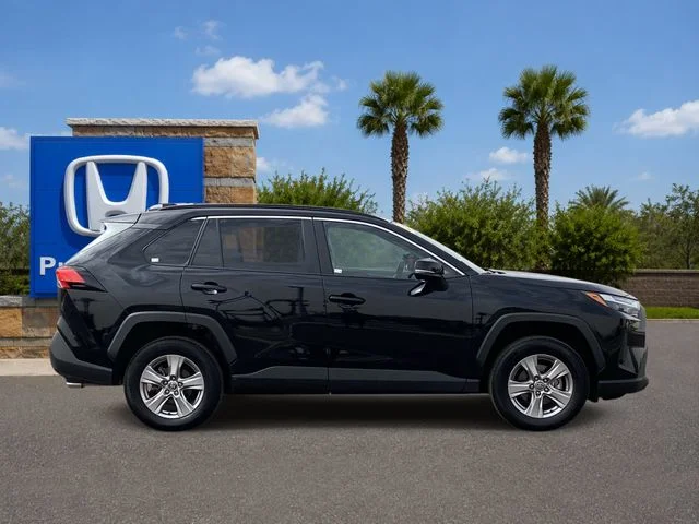 2025 Toyota RAV4 XLE - Photo 6