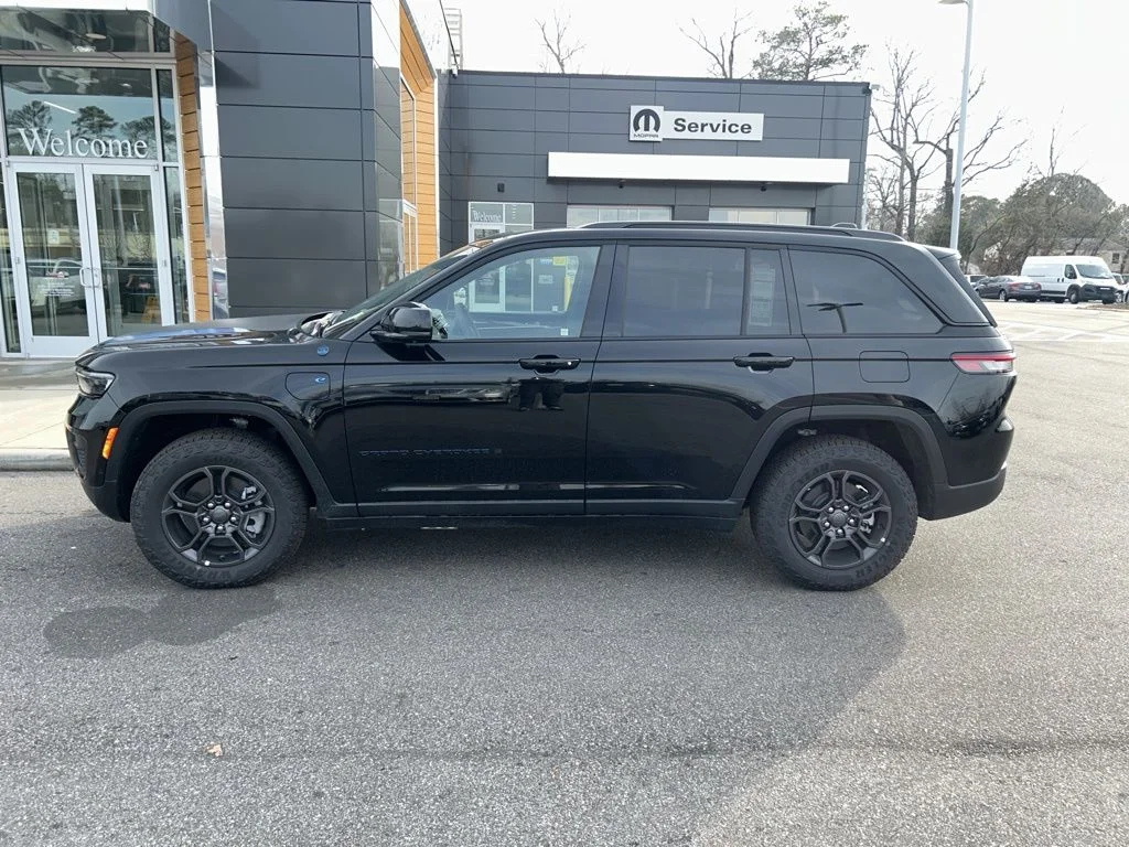 New 2024 Diamond Black Crystal Pearl-Coat Exterior Paint Jeep Trailhawk 4xe image 3