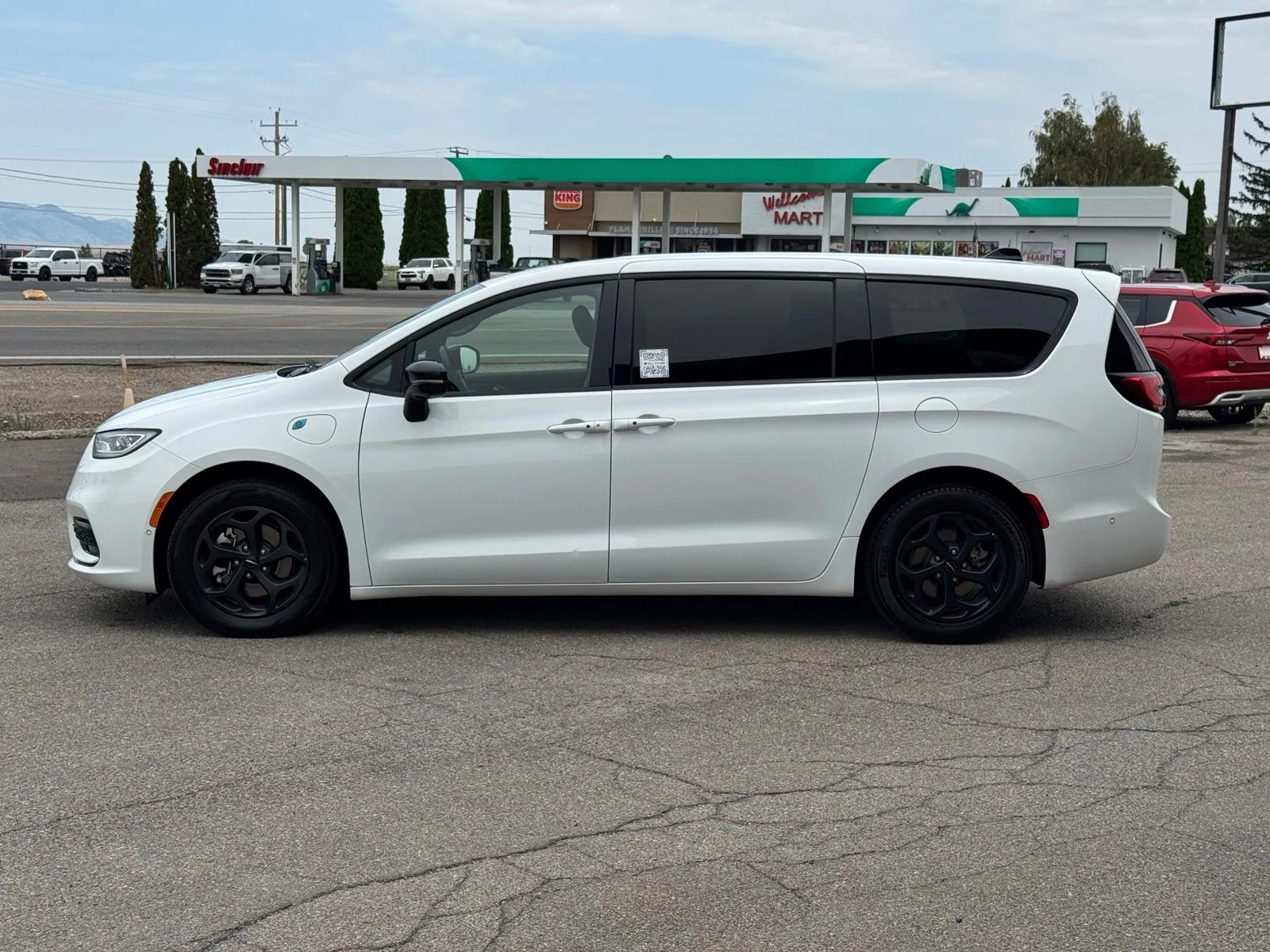 Used 2024 White Chrysler Select S Appearance image 11