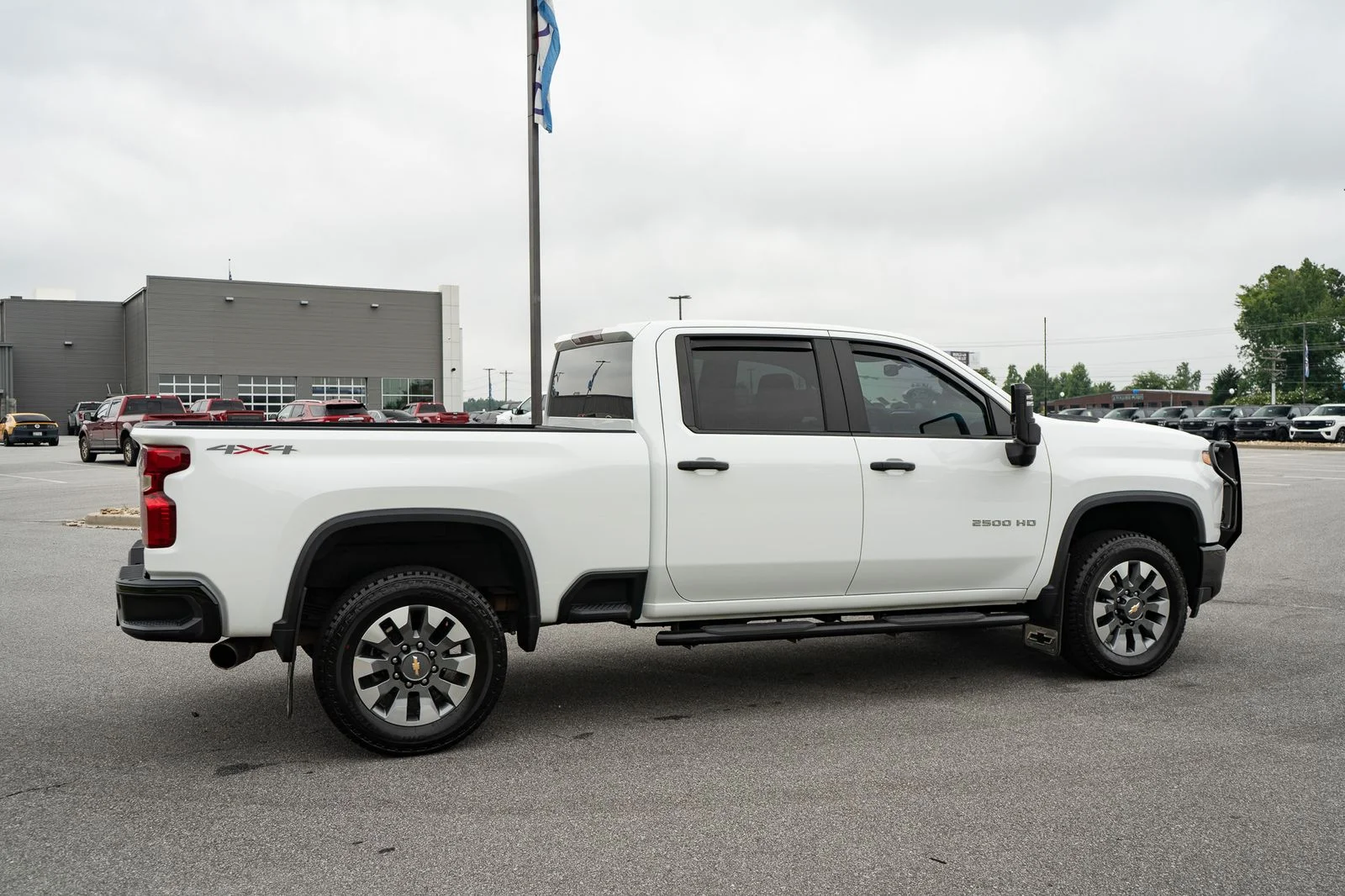 Used 2022 White Chevrolet Custom image 10