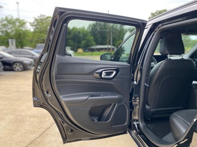New 2026 Diamond Black Crystal Pearl-Coat Exterior Paint Jeep Latitude image 11