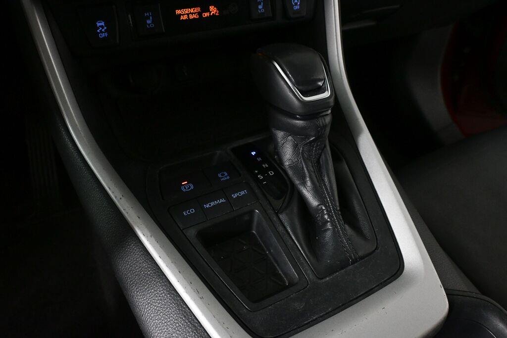 Used 2020 Ruby Flare Pearl TOYOTA XLE Premium image 16