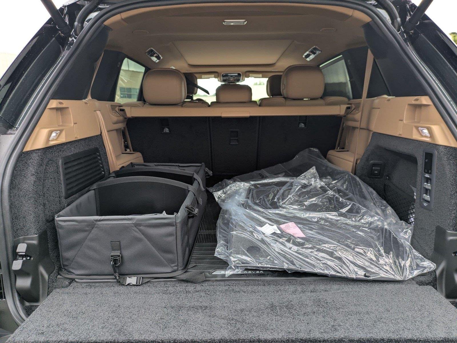 New 2026 Belgravia Green Land Rover SE image 30