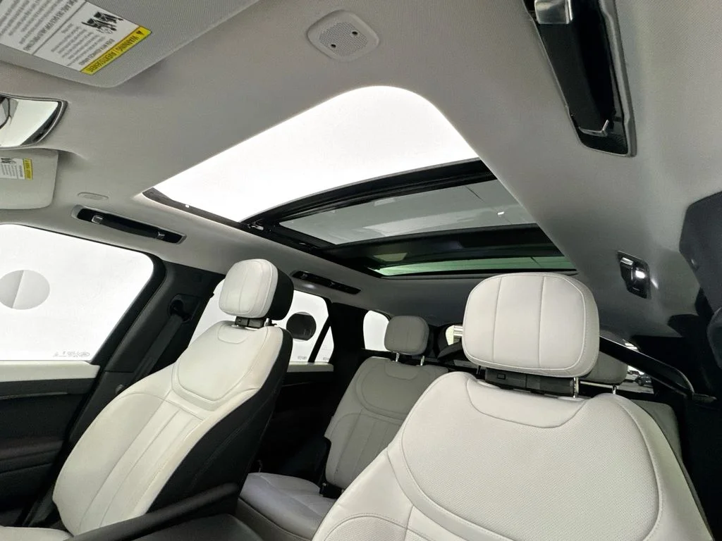 Used 2024 White Land Rover Dynamic SE image 22