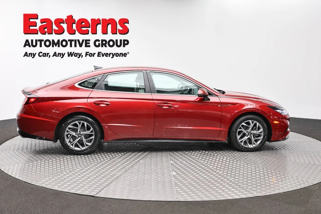 Used 2023 Red Hyundai SEL image 4