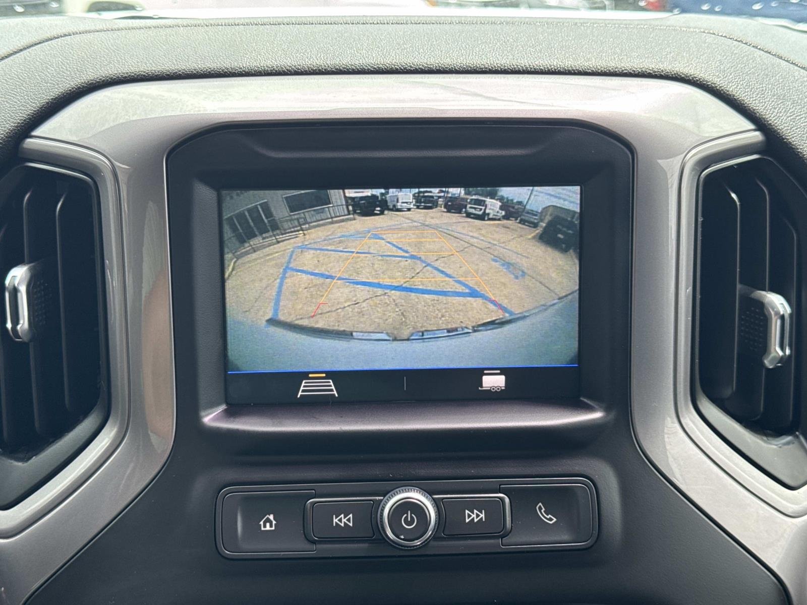 Used 2021 Summit White GMC  image 24