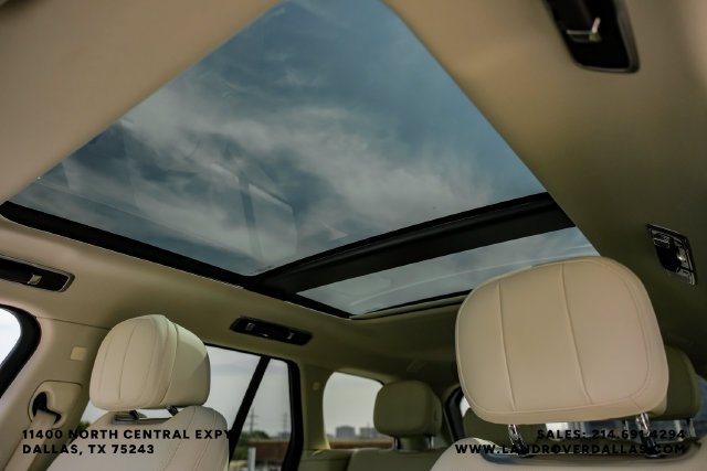 Used 2024  Land Rover SE image 21
