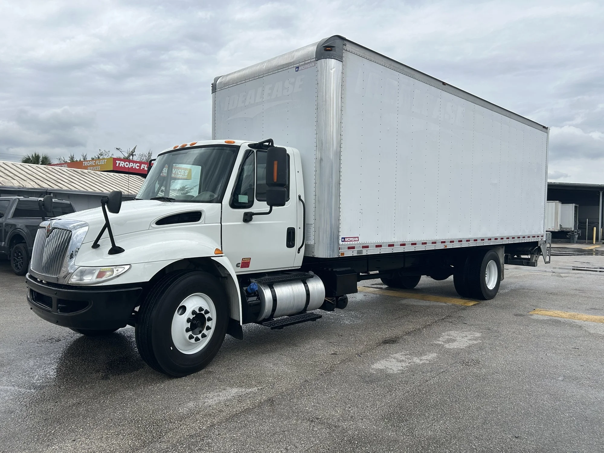 Used 2019  INTERNATIONAL Box Truck image 2