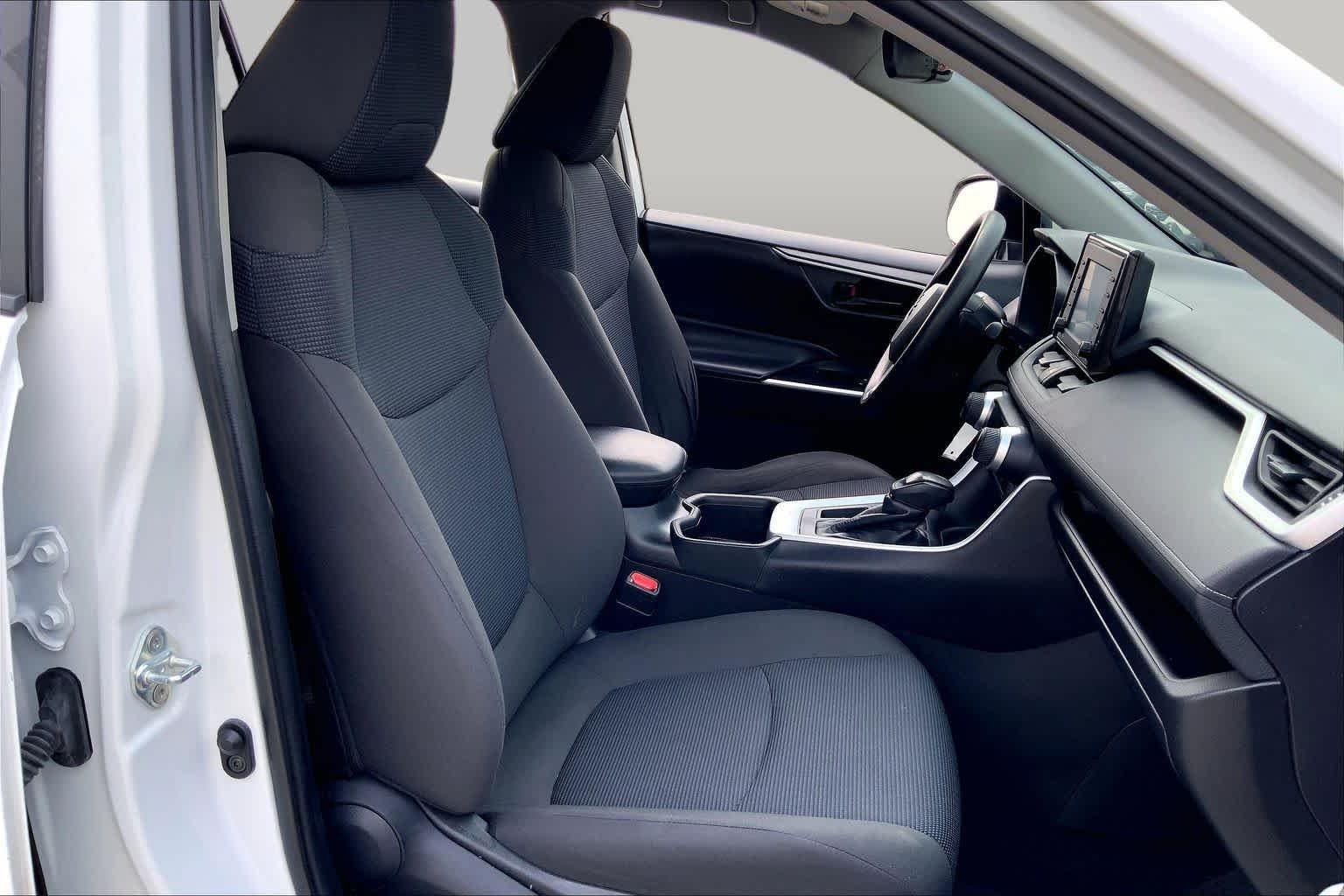 Used 2022 White Toyota LE image 9
