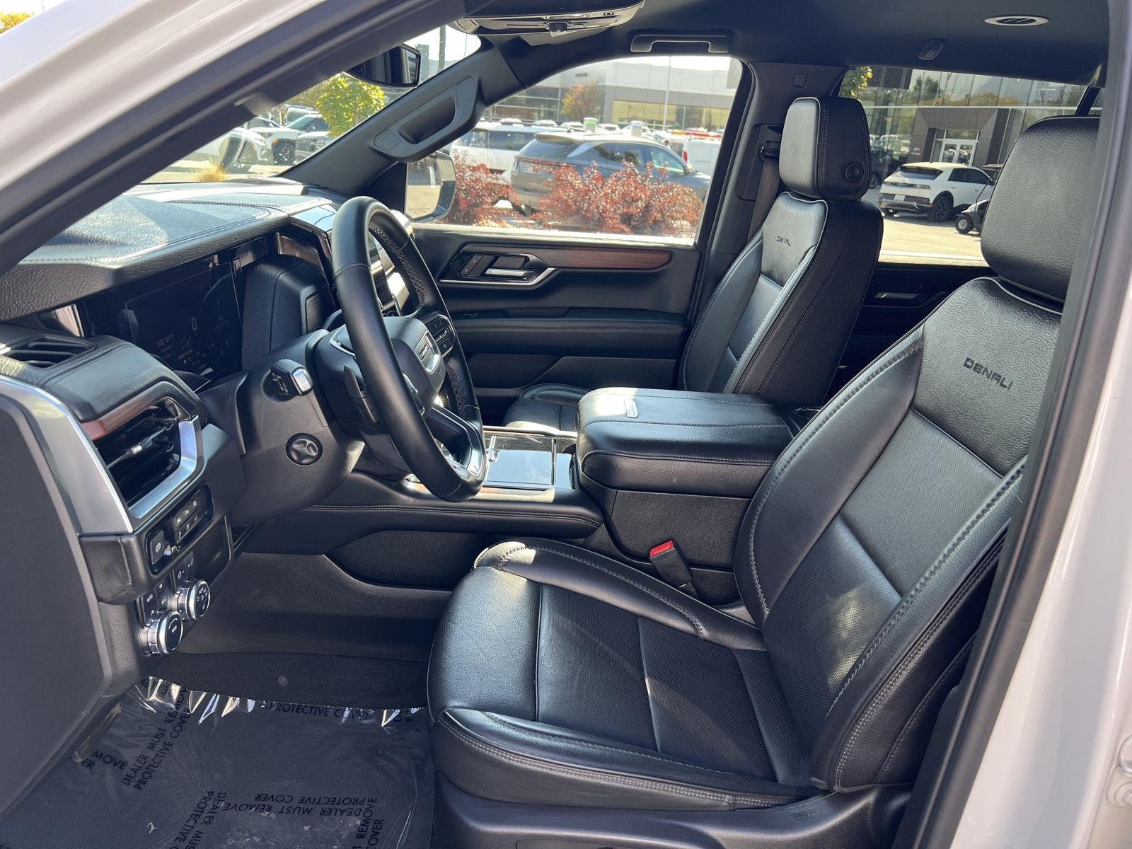 2025 GMC Yukon Denali - Photo 24